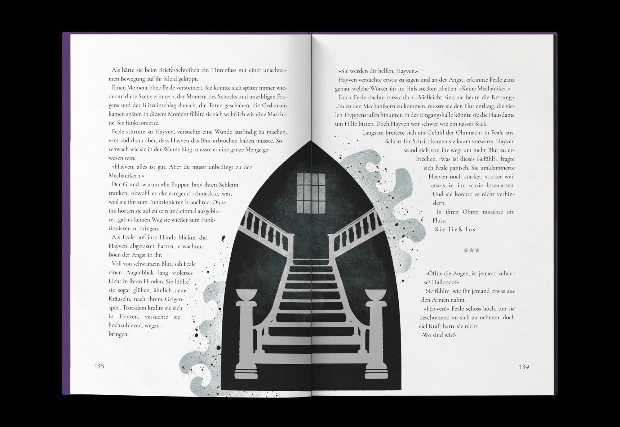 Innenseiten-Illustration von „Silberfeder“: geheimnisvolles Torbogen-Portal mit Treppe und Nebel zwischen zweispaltigem Buchsatz