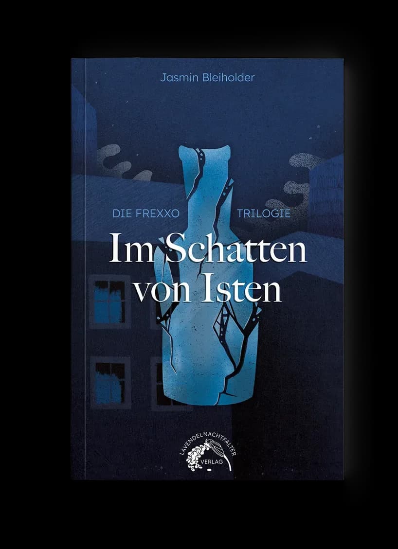Fantasy-Buchcover „Im Schatten von Isten“: rissige blaue Flasche vor nächtlicher Häuserzeile, tiefblaue und schwarze Töne, kühl-unheimliche Stimmung