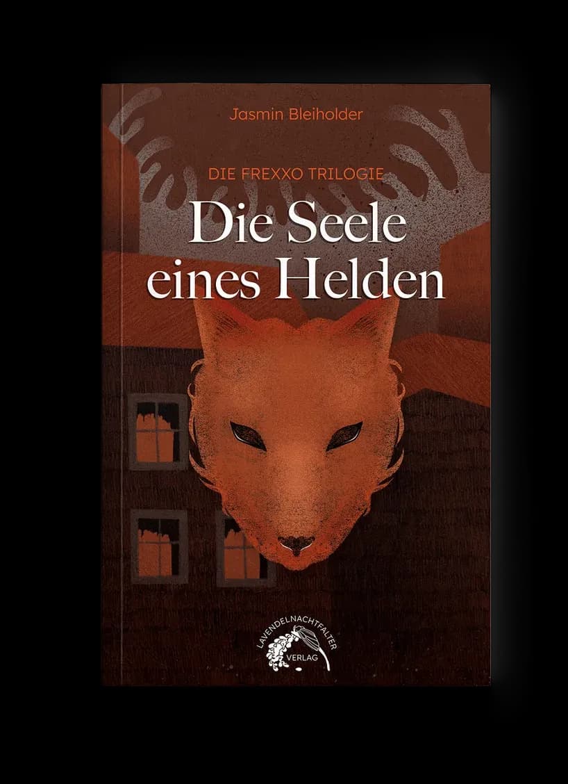 Fantasy-Buchcover „Die Seele eines Helden“: orangefarbener Fuchskopf mit Geweihschatten vor dunkler Häuserfassade, warme Rost- und Brauntöne, mystisch-erdig