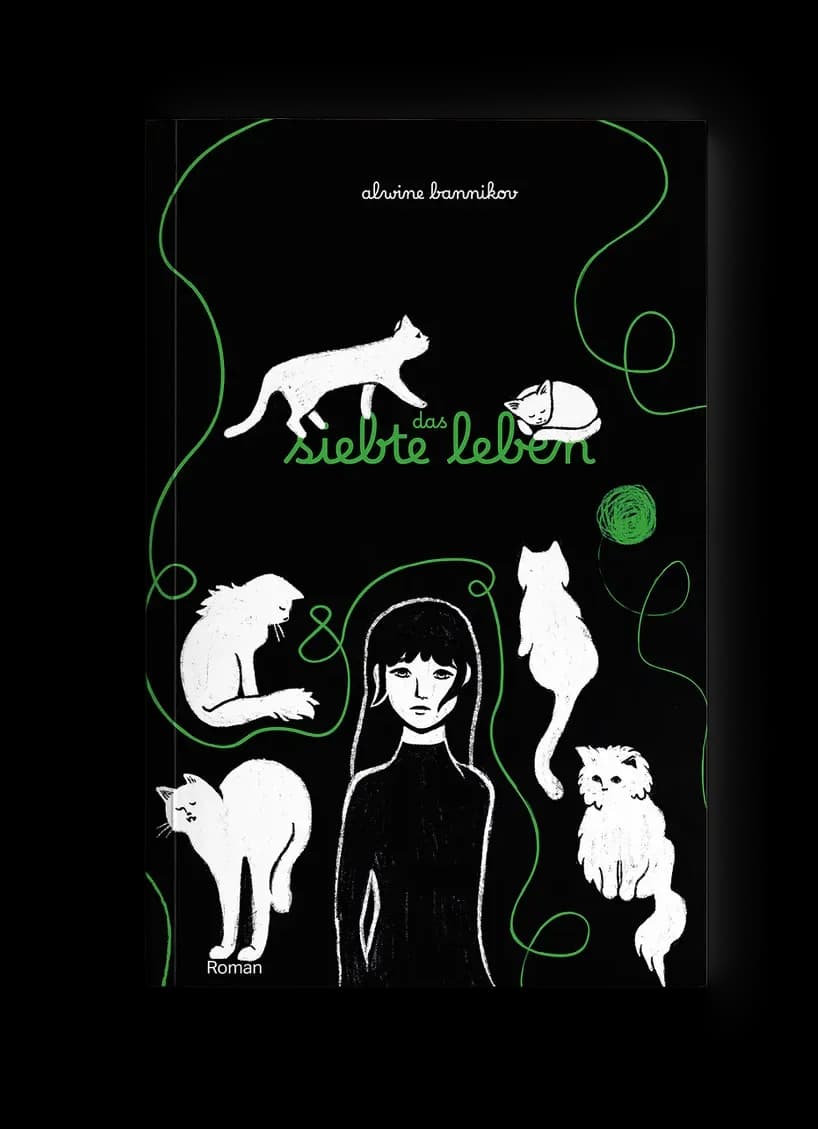 Roman-Cover „Das siebte Leben“: weiß gezeichnete Katzen und ein Mädchen auf Schwarz, grüner Wollfaden schlängelt sich hindurch, grafisch-melancholisch