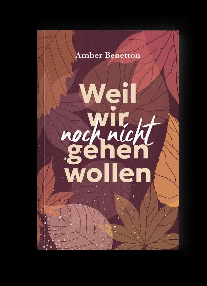 Liebesroman-Cover „Weil wir noch nicht gehen wollen“: ineinander verschachtelte Herbstblätter in Bordeaux, Terrakotta und Altrosa, cremefarbene Typografie, warm-wehmütige Stimmung