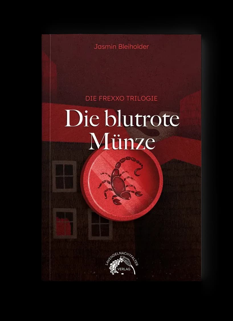 Fantasy-Buchcover „Die blutrote Münze“: rote Münze mit Skorpion vor dunkler Häuserfassade, Rot-, Braun- und Schwarztöne, düster-geheimnisvolle Stimmung