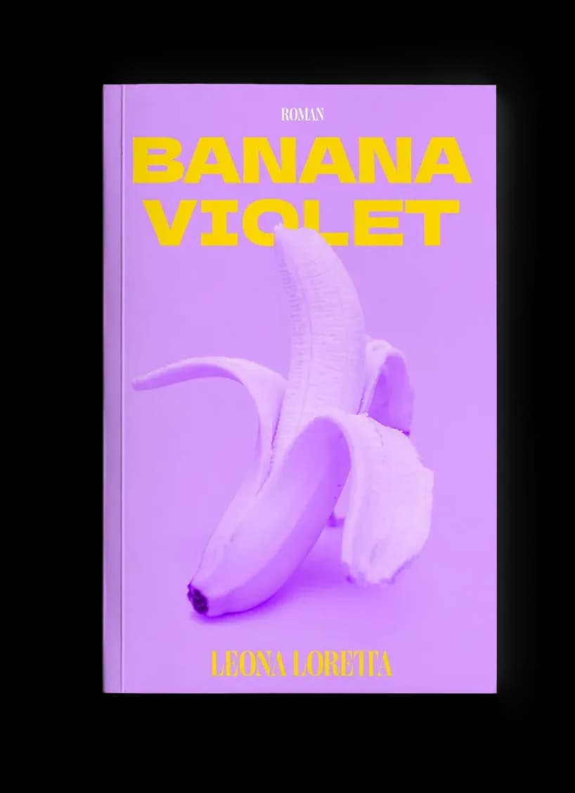Roman-Cover „Banana Violet“: geschälte Banane in Violett getaucht vor lila Hintergrund, knallgelbe Großbuchstaben, poppig-grafisch und modern