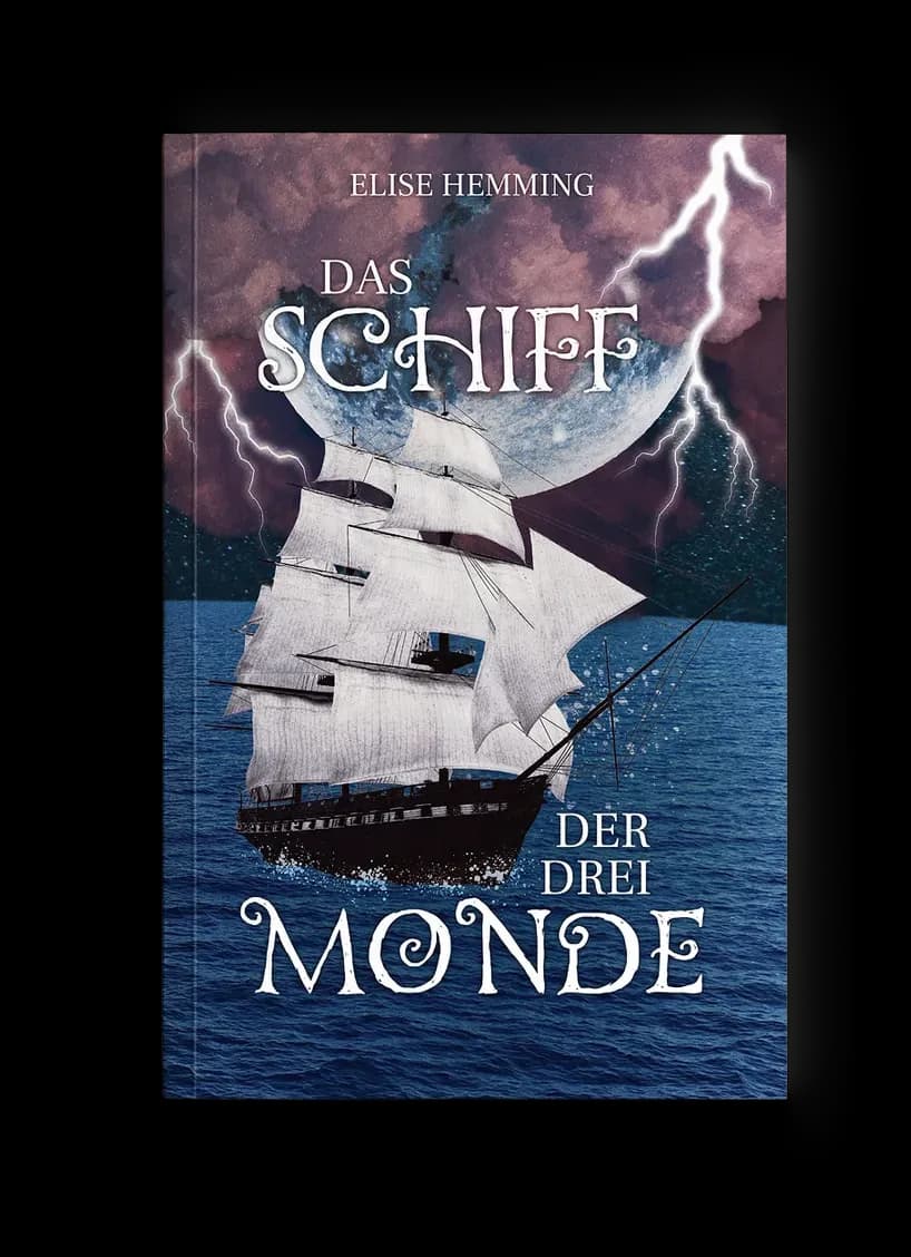 Fantasy-Buchcover „Das Schiff der drei Monde“: Segelschiff vor riesigem Mond und Blitzen, dunkelblaues Meer unter weinrotem Sturmhimmel, dramatisch-abenteuerlich