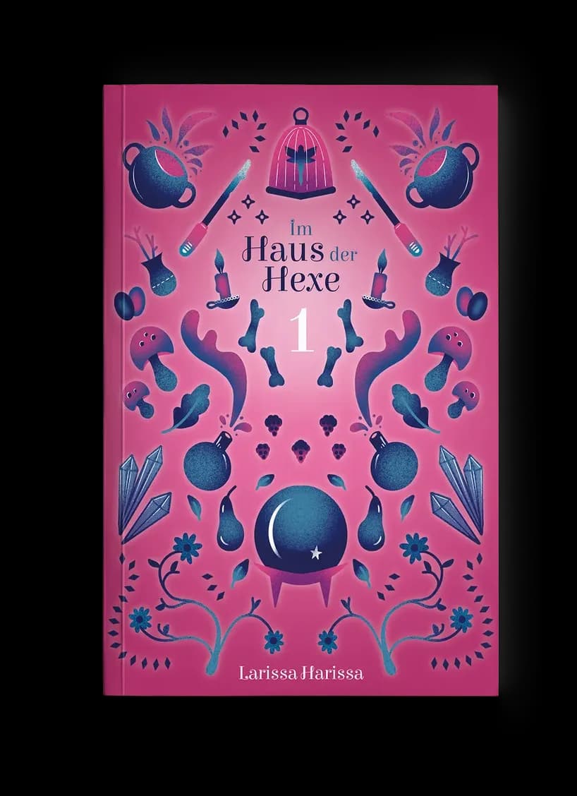 Fantasy-Buchcover „Im Haus der Hexe“: symmetrisch angeordnete Hexenutensilien wie Kessel, Kerzen, Pilze und Kristallkugel in Dunkelblau auf Pink, verspielt-magisch