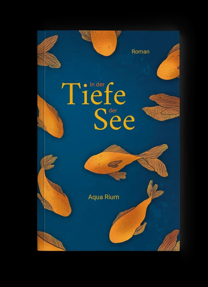Roman-Cover „In der Tiefe der See“: orangegoldene Fische schweben über petrolblauem Grund, ruhig-grafische Stimmung in Blau und warmem Orange